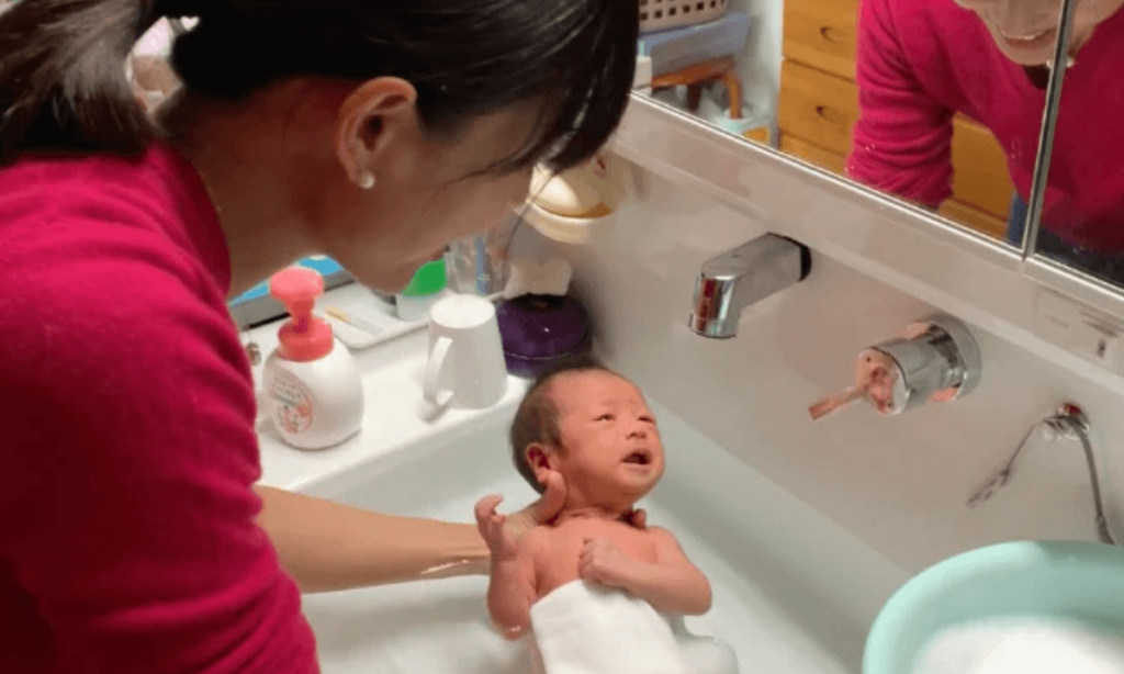 baby-bathing-sunny